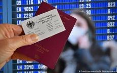 Nghiên cứu 'hộ chiếu vắc-xin', mở lại đường bay quốc tế