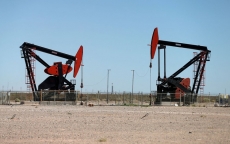 Giá dầu trở lại mốc 130 USD/thùng sau lệnh cấm 'chưa từng có' của Mỹ