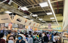 Người dân TP HCM đổ xô vào siêu thị mua gạo nếp, bánh mứt… ăn Tết