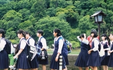 Nhiều trường học Nhật cân nhắc bỏ phù hiệu học sinh