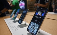Apple đặt cược khung titan, ống kính tiềm vọng thúc đẩy khách hàng mua dòng Phone 15 Pro
