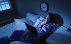 Người thường xuyên thức khuya có dấu hiệu này thì cần ngừng lại ngay kẻo đột tử