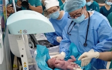 Một bé trai khỏi bệnh tim bẩm sinh nhờ được thông tim bào thai khi còn trong bụng mẹ