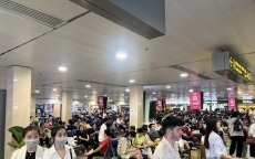 Khách đến sân bay Tân Sơn Nhất tăng vọt trong ngày mùng 4 Tết