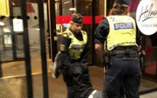 Du khách Trung Quốc bị cảnh sát Thụy Điển lôi ra khỏi khách sạn
