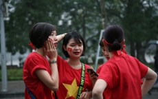 Màu cờ sắc áo tràn ngập khắp phố phường Hà Nội