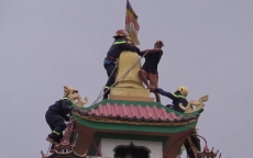 TP.HCM: Nam thanh niên có biểu hiện “ngáo đá” trèo lên nóc mái chùa