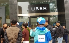 Tài xế Uber kéo đến văn phòng ở Hà Nội, hãng khóa cửa