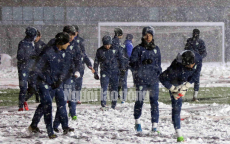 U23 Uzbekistan cực khoẻ, tập bất chấp mưa tuyết