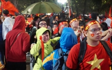 Người hâm mộ bật khóc nhưng vẫn phất cao cờ chúc mừng U23 Việt Nam