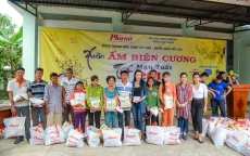 Dàn nghệ sĩ giản dị trao quà Tết cho người nghèo ở Tây Ninh