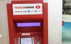 Chật vật rút tiền tại ATM ngày Tết