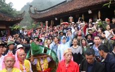 Ngày khai hội, dòng người đông nghịt, chen chúc đổ về chùa Hương