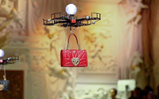 Dolce & Gabbana dùng drone trình diễn thời trang, xách túi