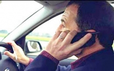 Sử dụng điện thoại khi đang lái xe