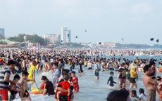 Bãi biển Vũng Tàu đông nghịt người trốn nóng dịp 30.4