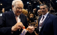 Warren Buffett tiếc vì không mua cổ phiếu Alphabet, Amazon