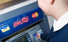 Người dùng thẻ ATM ở các nước có trả phí rút tiền không?
