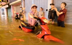 Sài Gòn mưa như trút nước, nhiều nơi ngập sâu