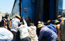 Lật tàu ở Thanh Hóa: Thông tuyến Bắc-Nam sau 13 tiếng căng sức
