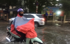 TPHCM: Lại mưa lớn, khu “phố nhà giàu” cũng không thoát ngập