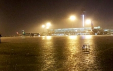 Có ‘siêu máy bơm’, sân bay Tân Sơn Nhất vẫn ngập