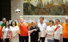 Sốt World Cup, các đại sứ LHQ mặc áo đội tuyển đi họp