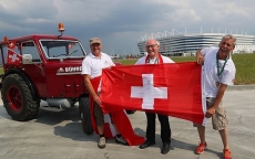 Fan Thụy Sĩ vượt 2.000 km đến Nga xem World Cup... bằng máy kéo