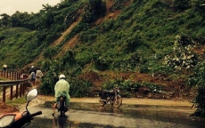 Lai Châu: Đất đá đổ ào ào, quốc lộ 12 tê liệt