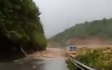 Lũ cuồn cuộn chia cắt quốc lộ 4D từ Sa Pa sang Lai Châu, 2 người chết