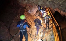 Thái Lan bắt đầu giải cứu đội bóng nhí trong hang Tham Luang