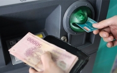 4 ngân hàng tăng phí rút tiền ATM bị NHNN 'tuýt còi'