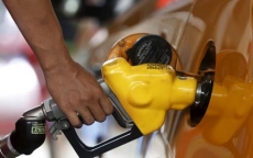Giá dầu thế giới sụt giảm hơn 4%