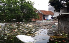 Hà Nội: Kinh hoàng 'biển rác' bủa vây người dân ngoại thành sau lũ