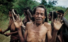 Hủ tục cắt ngón tay man rợ của bộ tộc Dani ở Indonesia