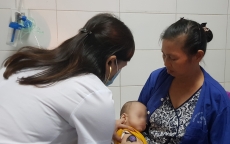 Không tiêm vaccine, cặp song sinh bị sởi biến chứng viêm phổi nguy kịch