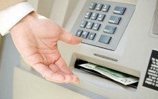 Rút tiền mặt bằng thẻ quốc tế tại ATM ở nước có mất phí?