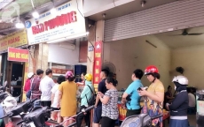 Người Hà Nội xếp hàng mua bánh trung thu truyền thống đến 1h sáng