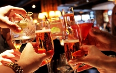Sớm tập tành rượu bia, nguy cơ 'ung thư đàn ông' tăng cao