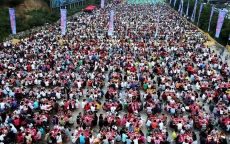 Hàng chục nghìn khách Trung Quốc đổ xô đi ăn tiệc giá rẻ từ sáng sớm đến tối mịt