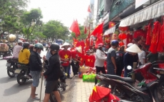 Người dân háo hức mua cờ, áo cổ vũ Olympic Việt Nam trước trận bán kết