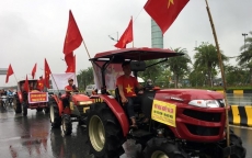 CĐV lái máy cày, đội mưa vây kín sân bay Nội Bài đón những người hùng Olympic Việt Nam trở về