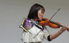 Clip: Cô gái Nhật Bản chơi violin với 1 cánh tay khiến bao người ngả mũ khâm phục