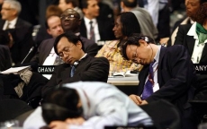 Sự thật sau bức ảnh thành viên phái đoàn Việt Nam ngủ say tại phòng họp LHQ