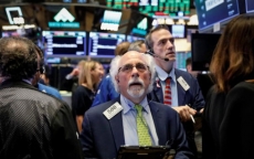 Dow Jones lập kỷ lục, cổ phiếu Facebook kéo lùi S&P và Nasdaq