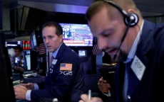 Chứng khoán Mỹ bị bán tháo, Dow Jones sụt giảm 836 điểm