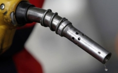 Giá dầu chạm đáy 10 tuần vì nỗi lo tăng trưởng kinh tế