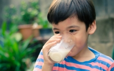 Nóng chuyện 'sữa dạng lỏng khác' cho sữa học đường
