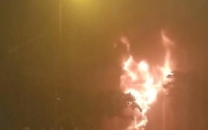 TP.HCM: Quán bar bùng cháy nửa đêm, dân mang đồ chạy tán loạn