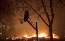 Cháy rừng “như tận thế” ở California (Mỹ) làm hàng nghìn người sơ tán